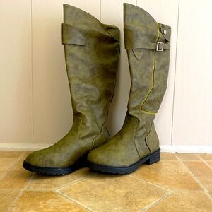 NEW NEVER WORN Leather boots mid calf